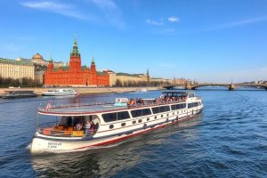 Теплоход для прогулки по Москве-реке: как выбрать, куда идти и что взять с собой