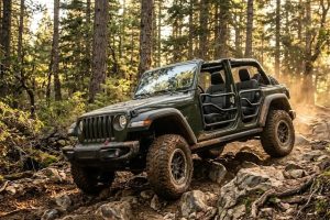 Внедорожник Jeep Wrangler JL на каменистой лесной тропе