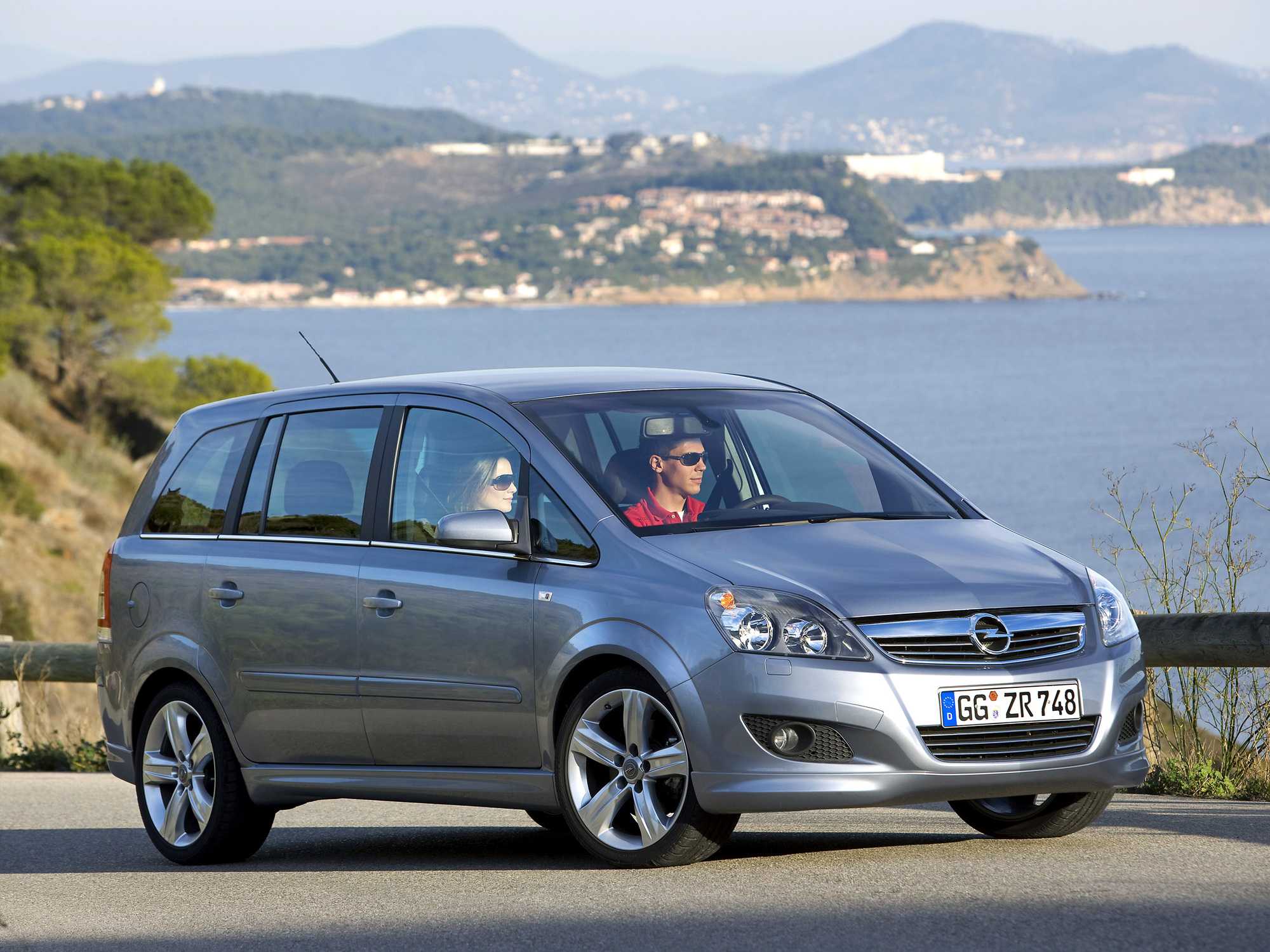 Перечень технических характеристик Опель Зафира Б Фэмили, стоимость и оснащение Обзор минивена Opel Zafira Family с фото