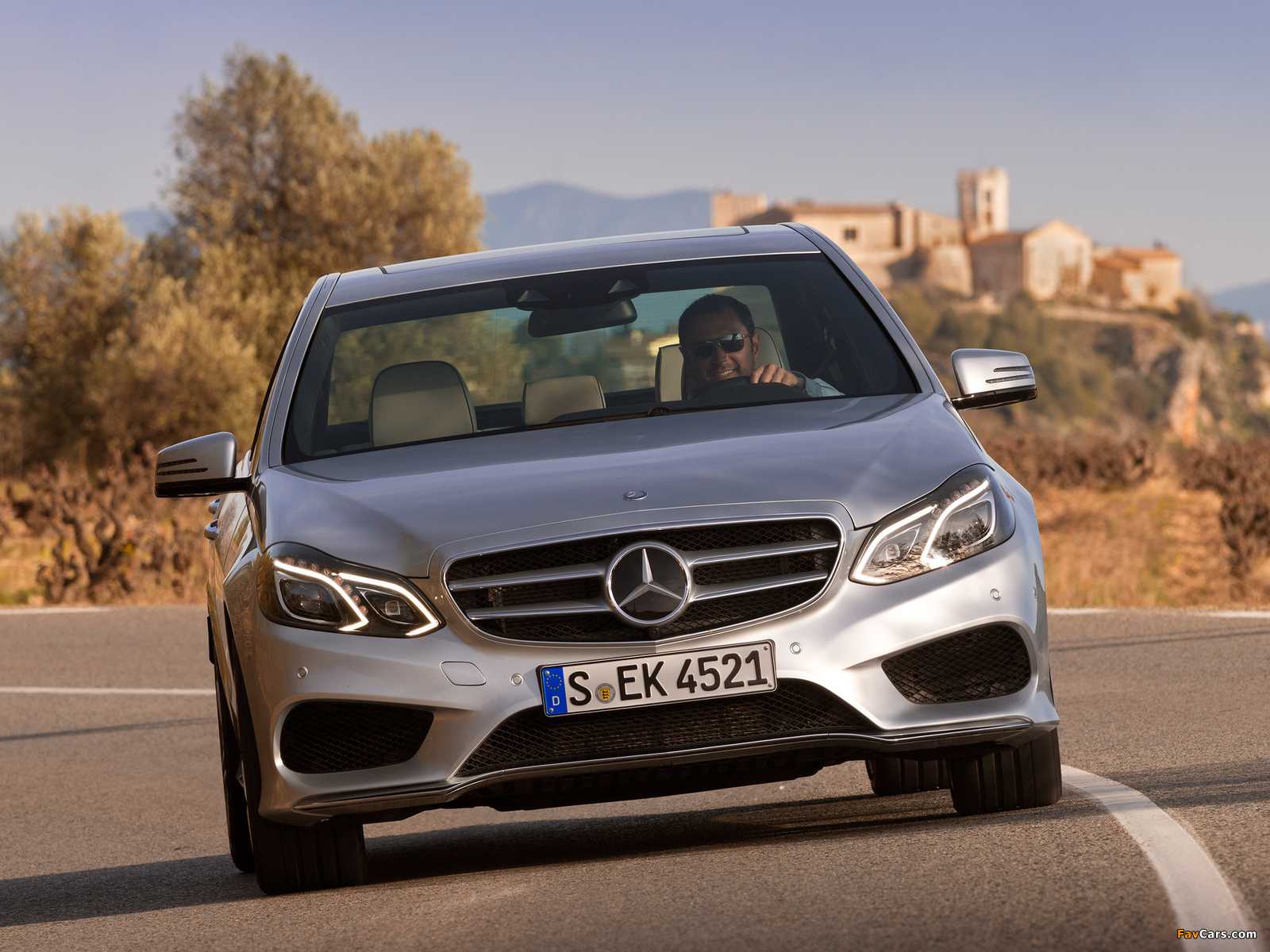 Перечень технических характеристик MercedesBenz XClass, его оснащение и стоимость, а так же обзор с фото
