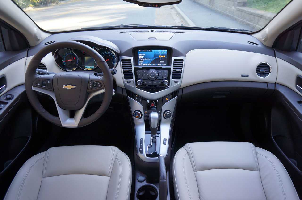 Обзор второго поколения Chevrolet Cruze в кузове седан с фото Перечень технических характеристик седана Шевроле Круз 2, стоимость и оснащение